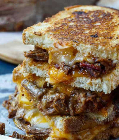 Sándwich de queso fundido y brisket
