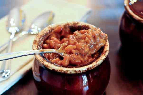 Frijoles horneados dulces y picantes con brisket