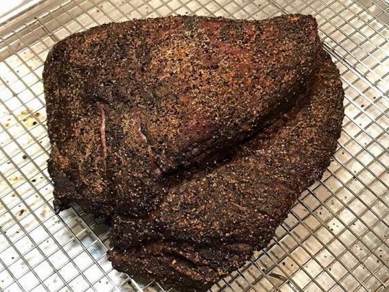 Resultado final: brisket ahumado término rojo inglés, con una buena corteza