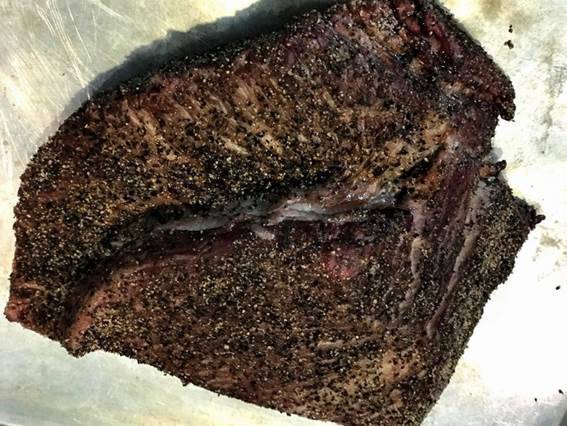 Brisket después de la primera fase de ahumado. Comienza a formarse la corteza y la grasa comienza a derretirse