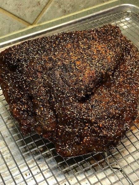 Brisket nuevamente condimentado, listo para la ahumada final