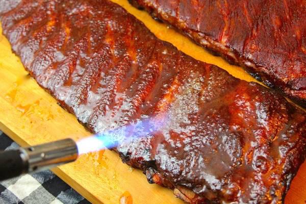 Calentando la capa de azúcar de las costillas BBQ