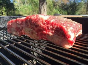 Inicio del proceso de ahumado costillas de vaca