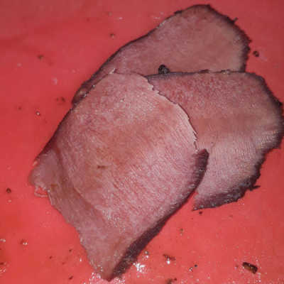 Lengua ahumada rebanada lista para servir