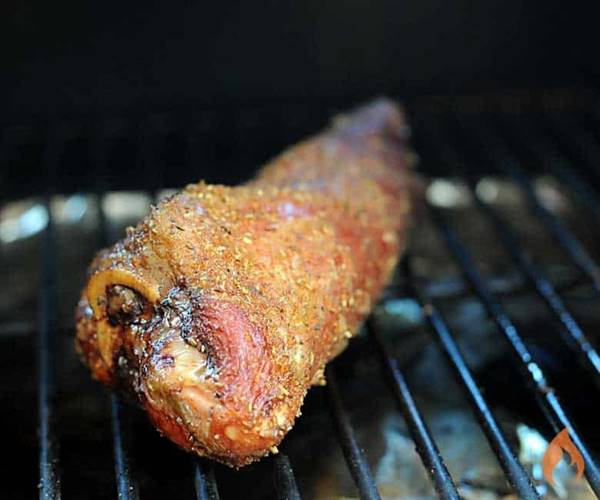 Pata de cordero ahumándose sobre la parrilla