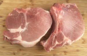 Chuletas de cerdo antes de cocinar