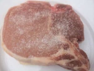 Chuleta de cerdo con sal