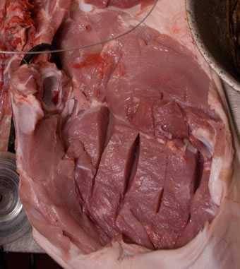 Ranuras en el jamón para facilitar cocción y aplicación de rub